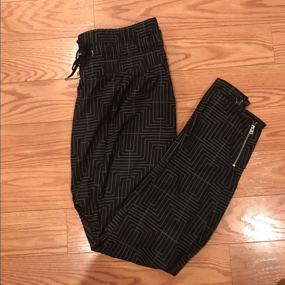Geometric Black Cropped Pants - Picture 3 of 4